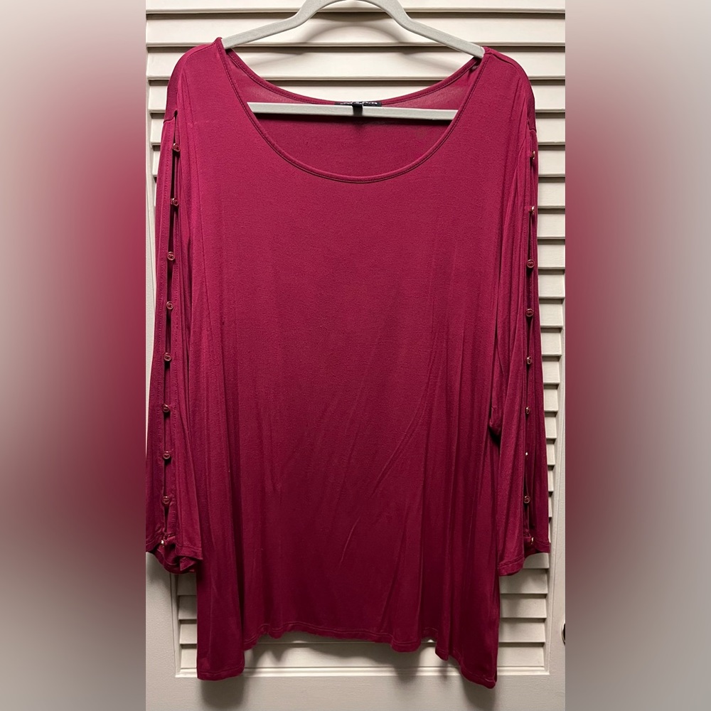 WOMEN’S Cable & Gauge 3X Maroon top with long open sleeves with buttons.